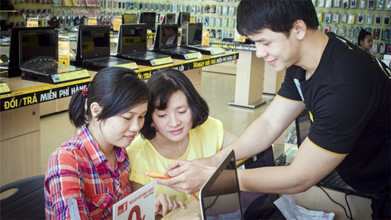 Nhân viên hỗ trợ cho người dùng nếu có bất kỳ khó khăn gì